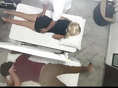 #Masajes en Pareja Quedo Grabado Como La Esposa es Follada al Lado de su Marido#
