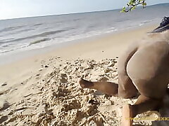 Elvieslutty displaying her nude caboose at the beach