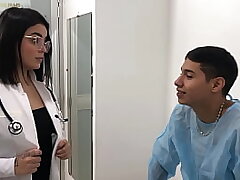 doctora sexy se folla a su paciente con polla gigante - culos grandes
