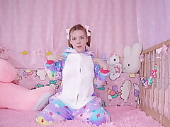 COZY ANAL: a baby in nightwear plays with her hole :3