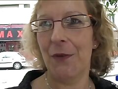 Françoise, mature in need of lollipop