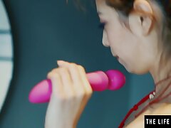 Observe this kinky Japanese beauty swallow her own warm golden urinate