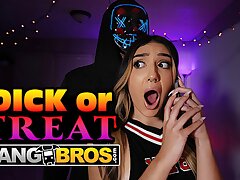 BANGBROS - Check Out How Mind-blowing Violet Gems Is In Her Halloween Costume! Johnny Undoubtedly Likes it