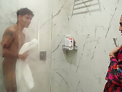 Immense ass stepmom finishes up fucking her skinny sonnie after spying on him in the shower