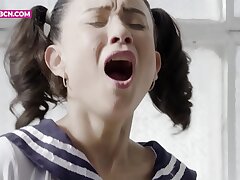 JUST Dolls 4K Una joven colegiala sola y aburrida se masturba en el bed de su casa corriendose a chorros hasta que lo deja empapado. Teenage latina Jade Presley Hard-core splooging cosplay