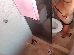 Coloquei meu celular gravando escondido no banheiro da minha tia e &eacute;la acabou descobrindo e me deu uma surra