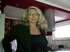 DEUTSCHE Cougar MIT MEGA TITTEN wird vom Nachbarn gefickt