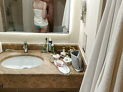 StepSister Suddenly Came to the Bathroom and Gave a Blowage