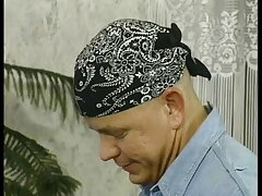 Nubile auf der Couch is zum Orgasmus gefickt