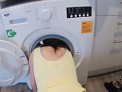 "Brother, help me, I got stuck". Dumb sis got stuck in the washing machine. It's time to teach her a lesson