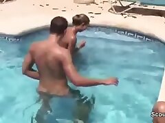 2 Geile Teeny lassen sich von Fremden im Urlaub ficken