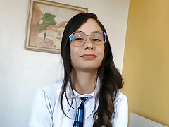SEXO ANAL A INOCENTE ESTUDIANTE VESTIDA CON SU UNIFORME DE COLEGIALA LE LLENAN EL CULO DE LECHE