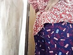 Aapni bhabhi ko choosa aur shower m tel lagaya red-hot Indian bhabhi