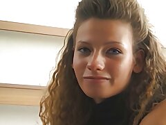 junge brunette schoenheit fingert sich vor der kamera
