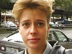 lesbe mit grossen titten geht fuer geld mit zum audition und steckt sich vibrator in die pussy