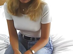 fremder mann filmt blondine beim fingern ihrer gash