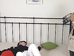 junge dark haired lesbe wird vom kamermann bekehrt