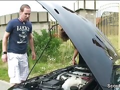 Zwei geile Cougars ficken Jungspund als Dank fuer Pannenhilfe