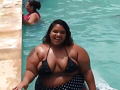 GORDA IMENSA E DELICIOSA SAINDO DA PISCINA BBW