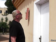 Mutti fickt im Urlaub mit dem Zimmernachbar und wird gefilmt