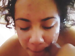 Le hago un facial cumshot a la chica nerd tetona