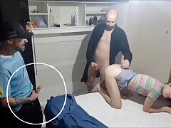 #"Pegadinha com esposa" vendei olhos dela e no meio da transa meu amigo entrou sem ela saber!#