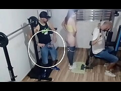 #Namorada infiel traindo marido na cara larga bem ao seu lado na academia!#