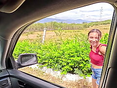 ENCUENTRO UNA POBRE CHICA CAMINANDO POR LA CARRETERA, LE DOY UN AVENTON HASTA EL GARAJE DE MI CASA LA PONGO A CHUPAR, TENIA UN COÑO APRETADO LA CONDENADA, ME SACO LA LECHE Y SOLO LE DOY PARA EL TAXI