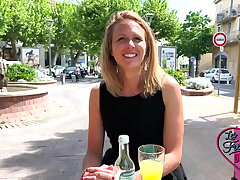 #Julie, milf timide, se d&eacute;vergonde devant la cam&eacute;ra#