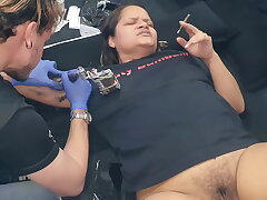 #Minha esposa oferece para Tatuador  tarado seu bucet&atilde;o  em troca da tattoo . Alem&atilde;o Tatuador  - Gatopg2019#