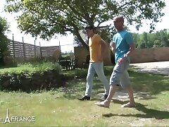 Inexperienced couples having warm fuck-fest sesh outdoor