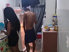 #Marido acorda com fogo no pau e pega sua esposa na cozinha e levanta ela no colo e fode ela toda at&eacute; encher sua buceta de gozar#